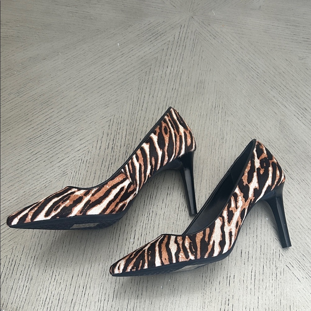 Michael Kors Dorothy Flex Pump Tiger Print Calf Hair - Camel size 7.5 - Picture 3 of 8